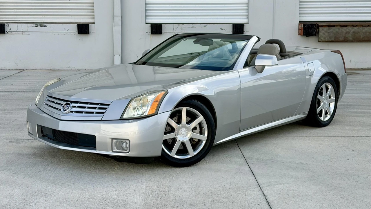 2005 Cadillac XLR - Image 4 of 31