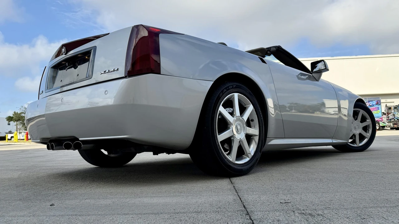 2005 Cadillac XLR - Image 10 of 31