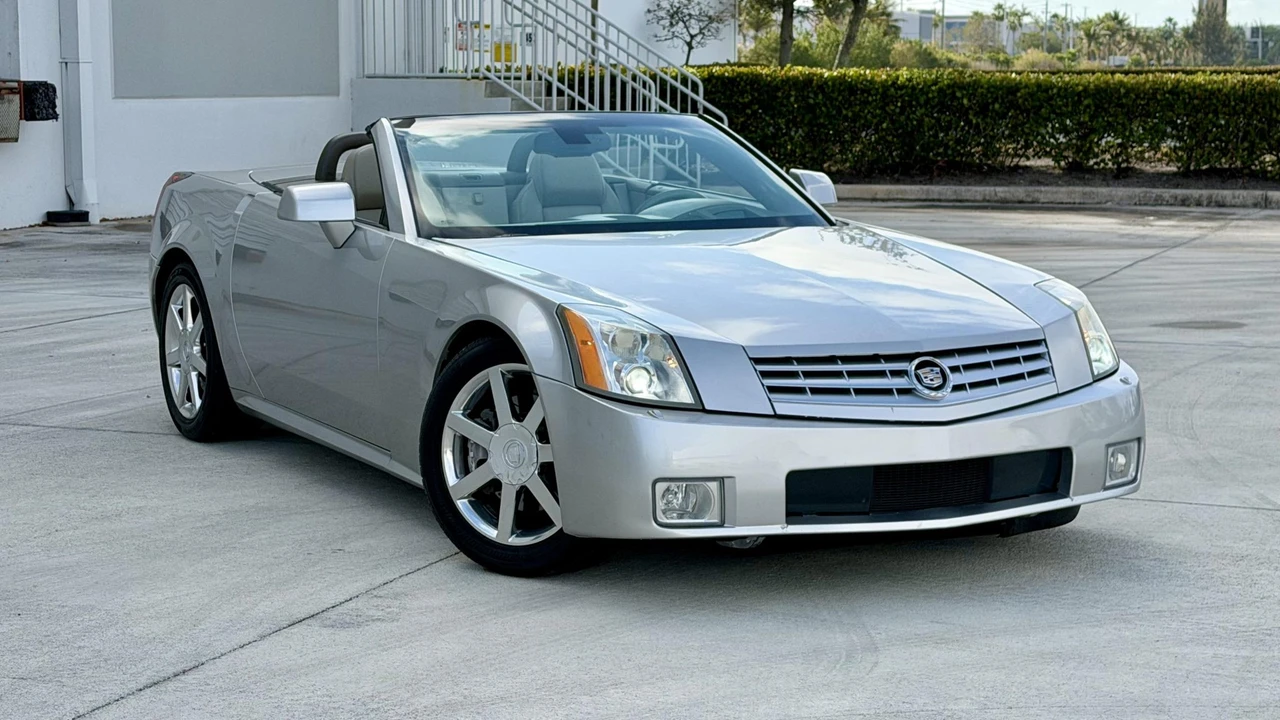 2005 Cadillac XLR - Image 12 of 31