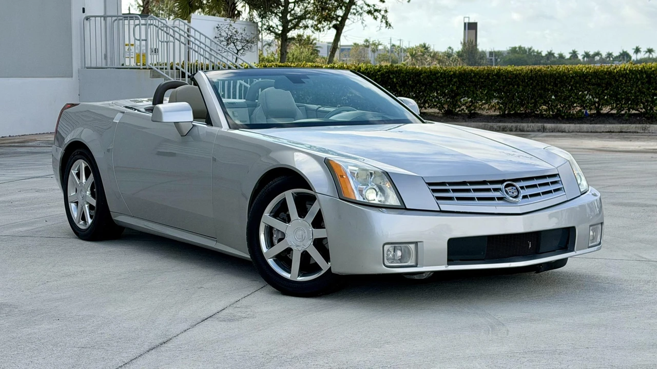 2005 Cadillac XLR - Image 11 of 31