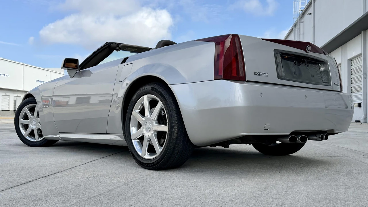 2005 Cadillac XLR - Image 7 of 31