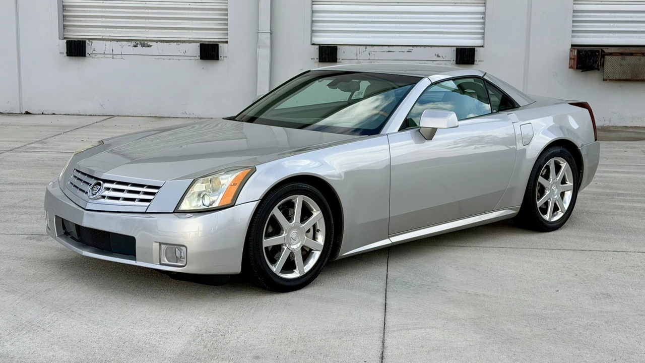 2005 Cadillac XLR - Image 15 of 31