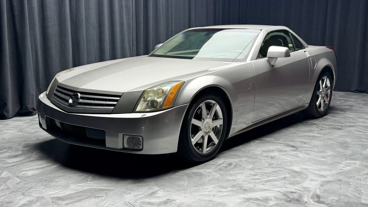 2005 Cadillac XLR - Image 29 of 31