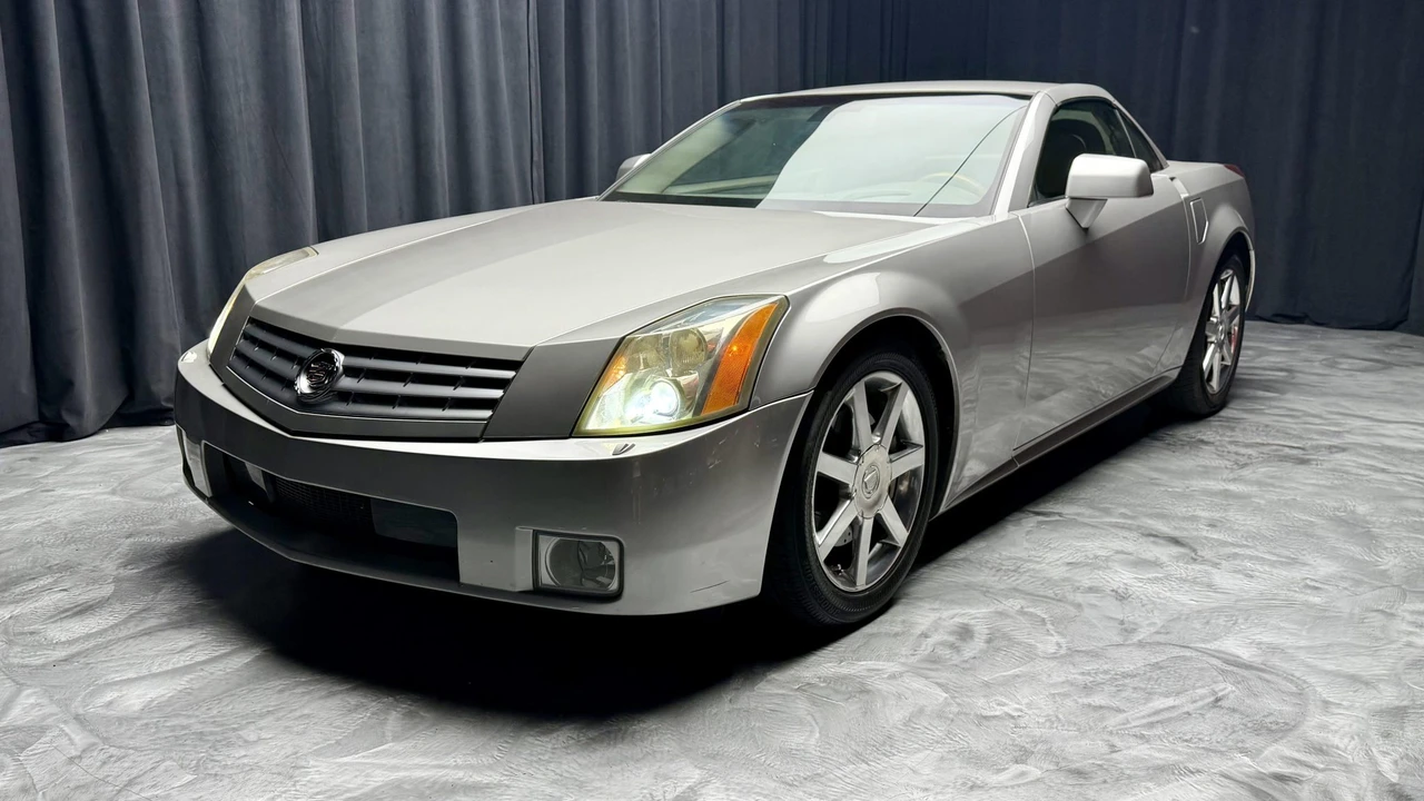 2005 Cadillac XLR - Image 30 of 31