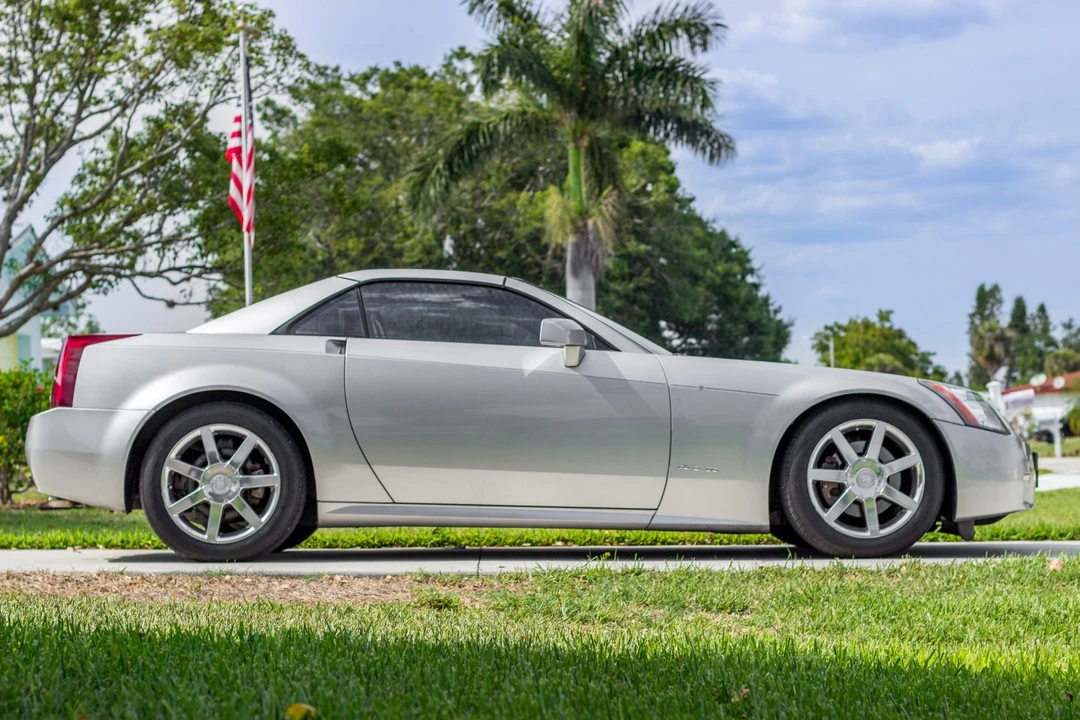 2005 Cadillac XLR - Image 14 of 31