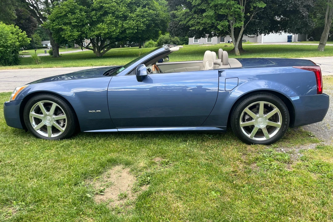 2005 Cadillac XLR - Image 2 of 31