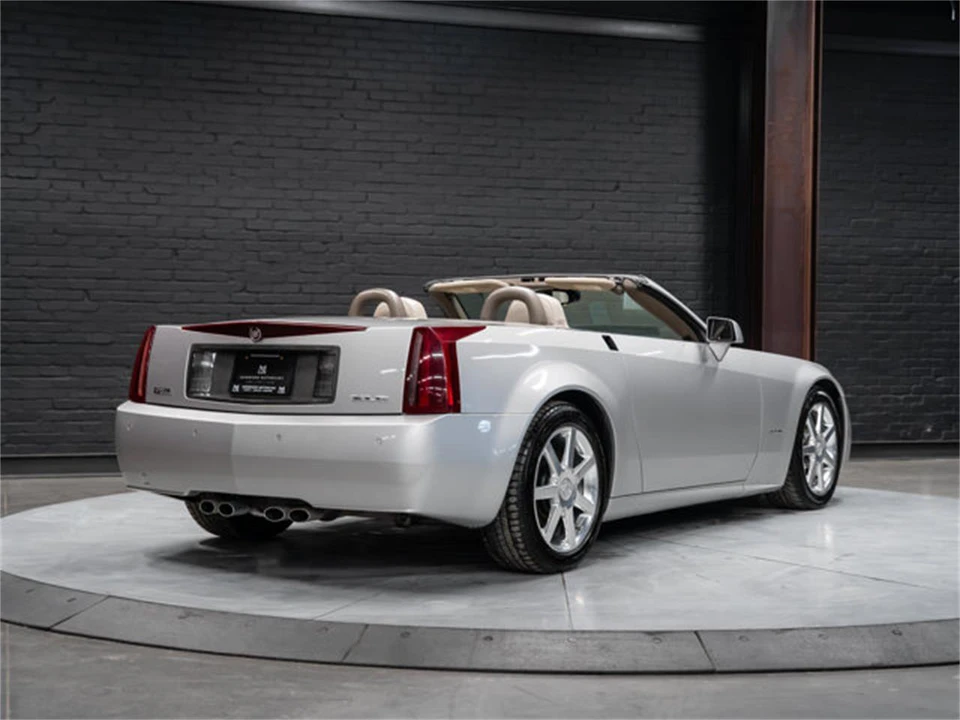 2005 Cadillac XLR - Image 11 of 31