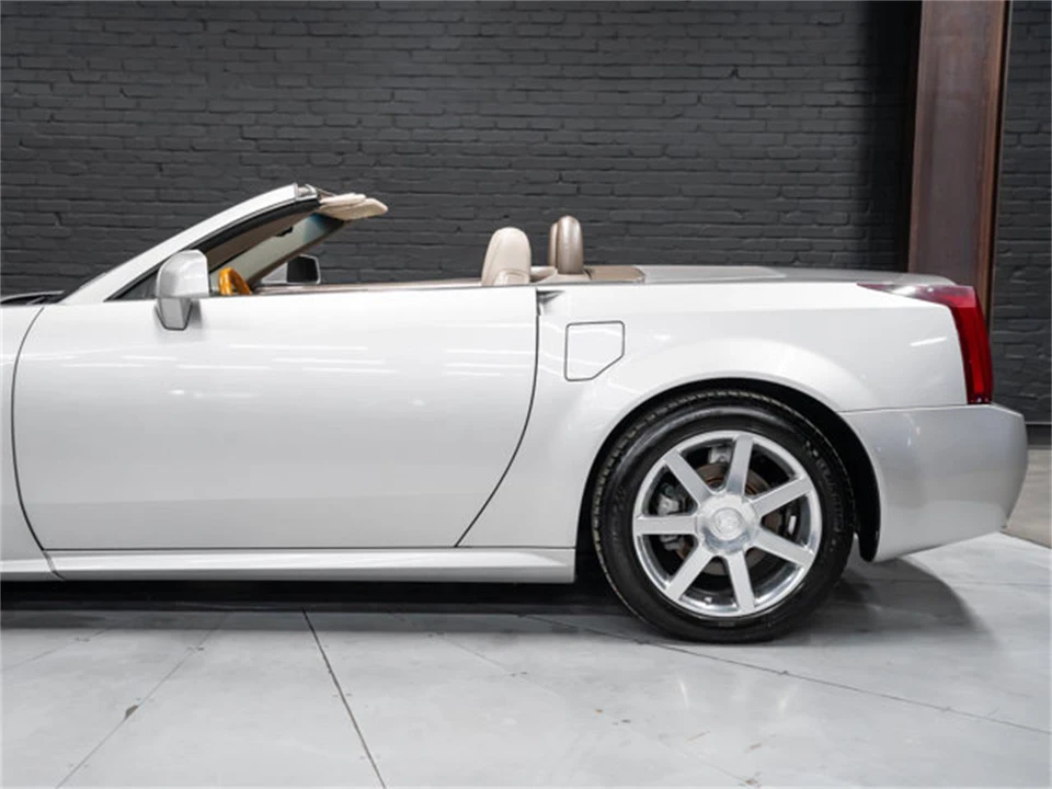 2005 Cadillac XLR - Image 16 of 31