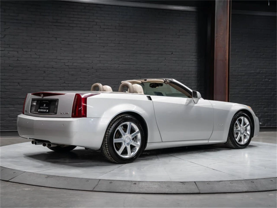 2005 Cadillac XLR - Image 12 of 31