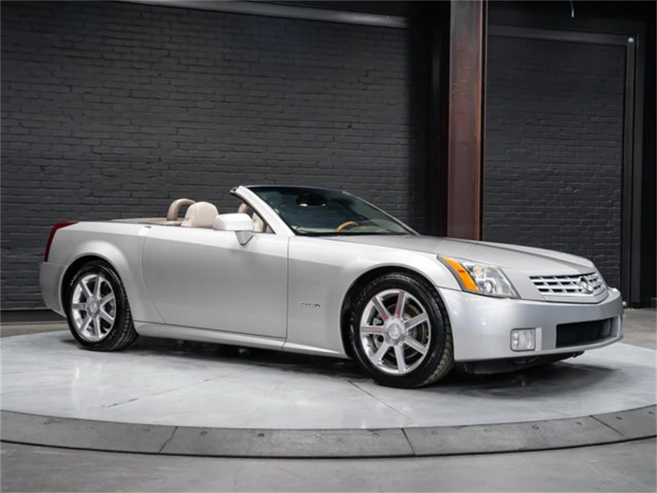 2005 Cadillac XLR - Image 2 of 31