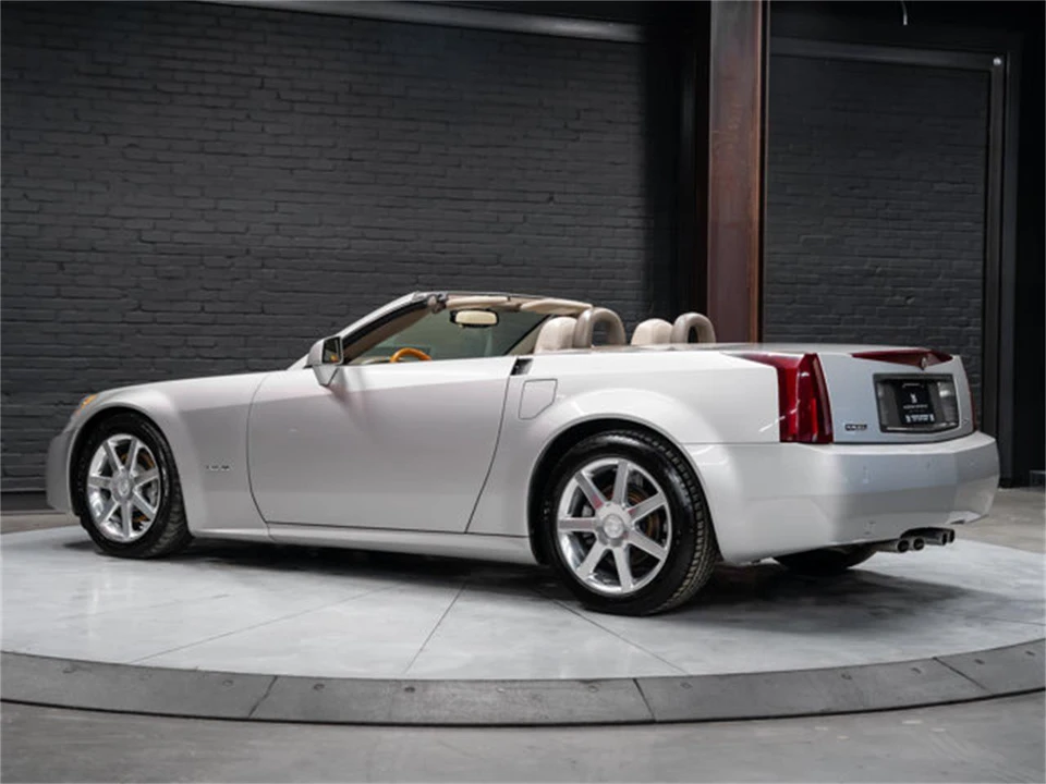 2005 Cadillac XLR - Image 7 of 31