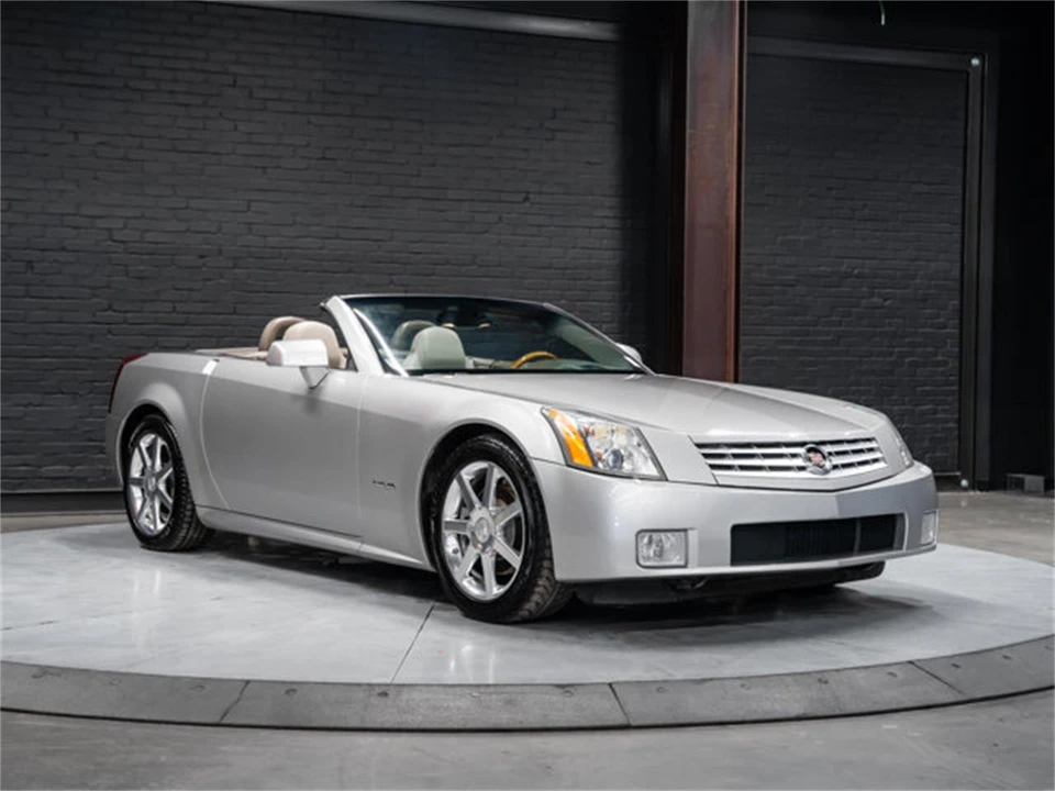 2005 Cadillac XLR - Image 3 of 31