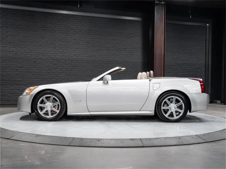 2005 Cadillac XLR - Image 13 of 31