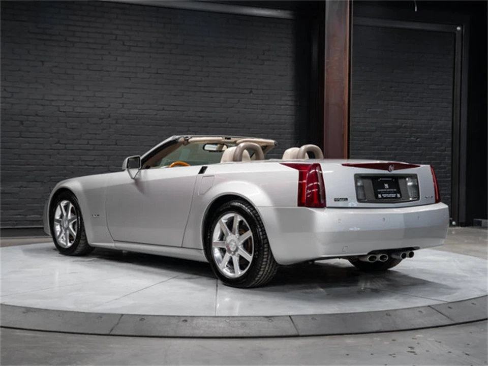 2005 Cadillac XLR - Image 8 of 31