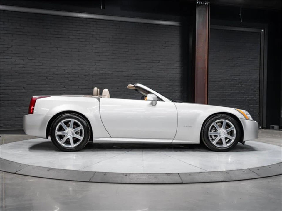 2005 Cadillac XLR - Image 14 of 31