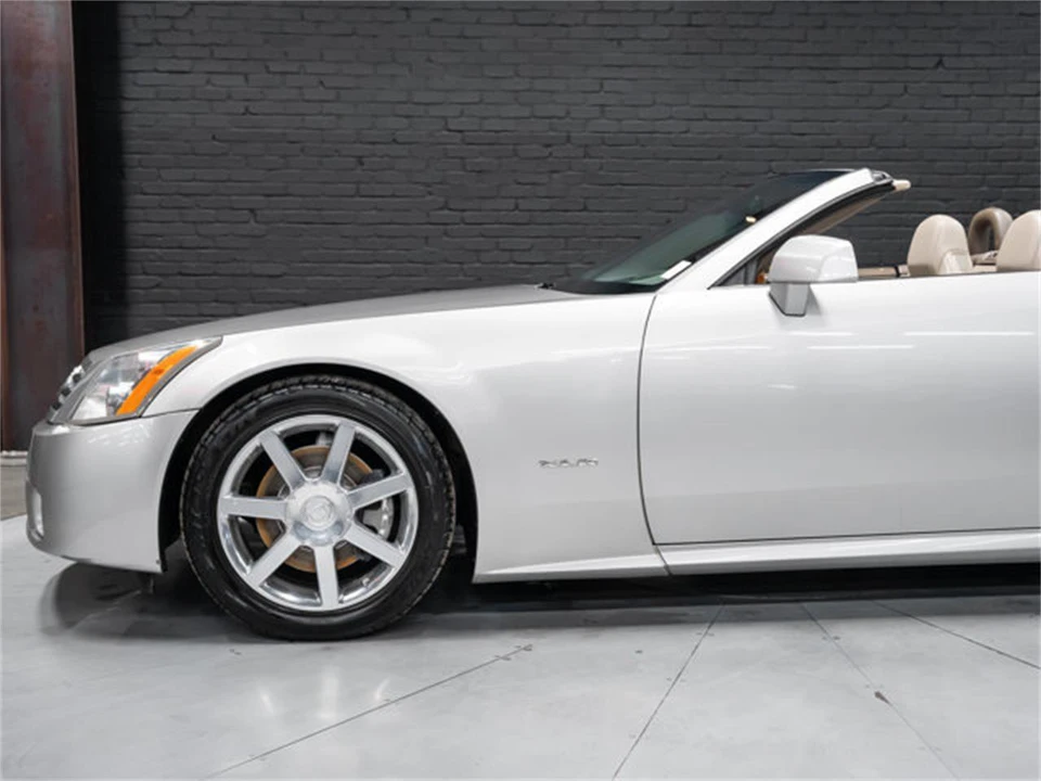2005 Cadillac XLR - Image 15 of 31