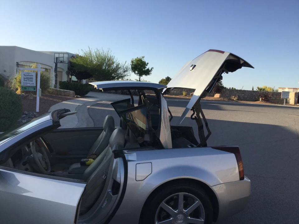 2005 Cadillac XLR - Image 12 of 31