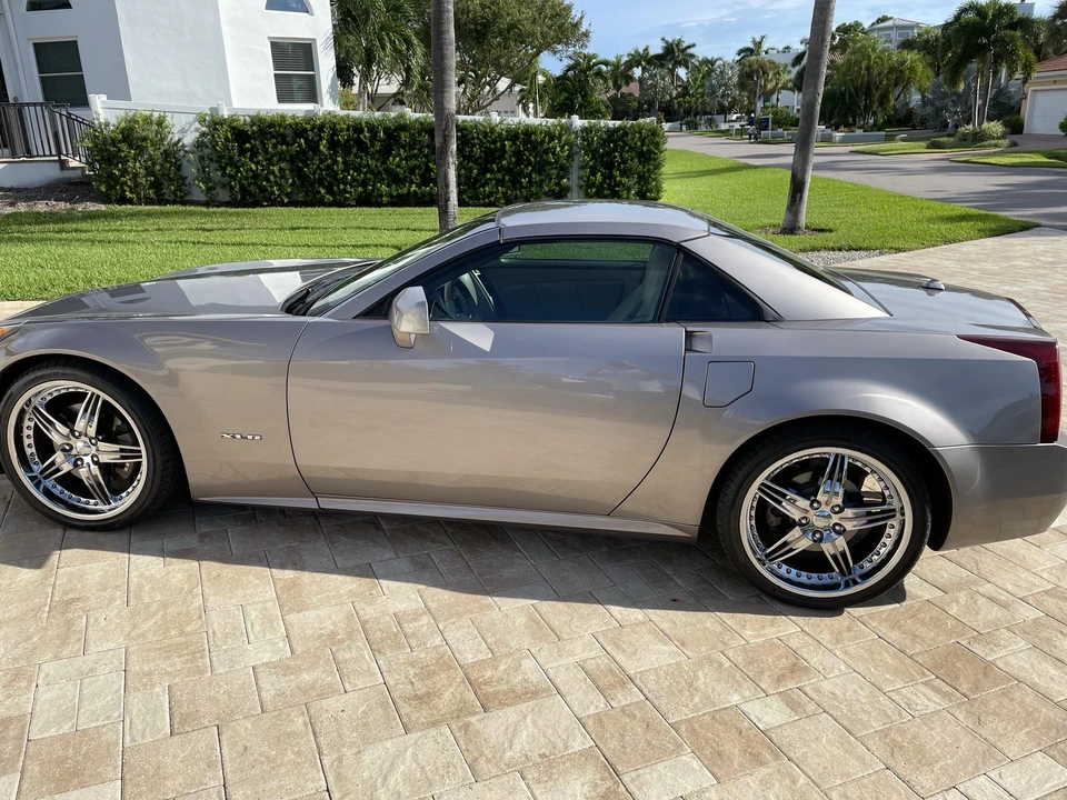2005 Cadillac XLR - Image 10 of 31