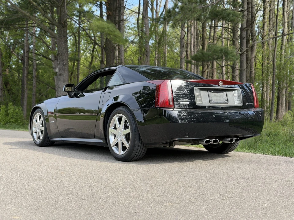 2005 Cadillac XLR - Image 27 of 31