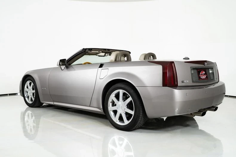2005 Cadillac XLR - Image 10 of 21