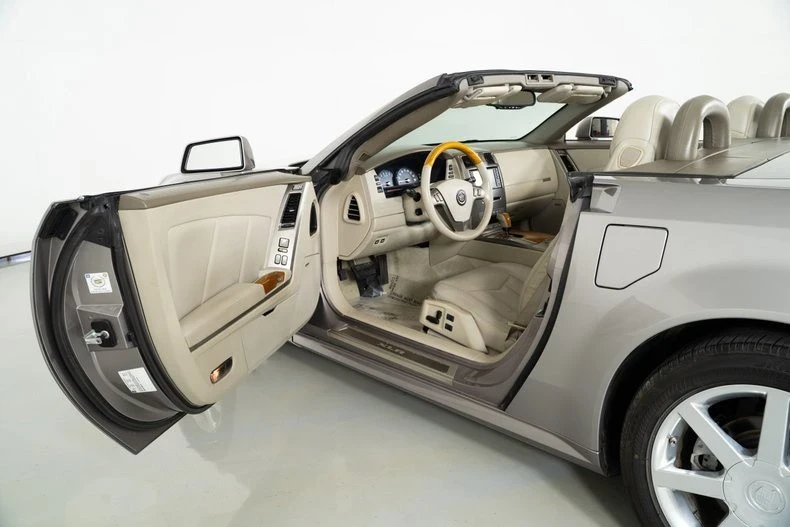 2005 Cadillac XLR - Image 18 of 21