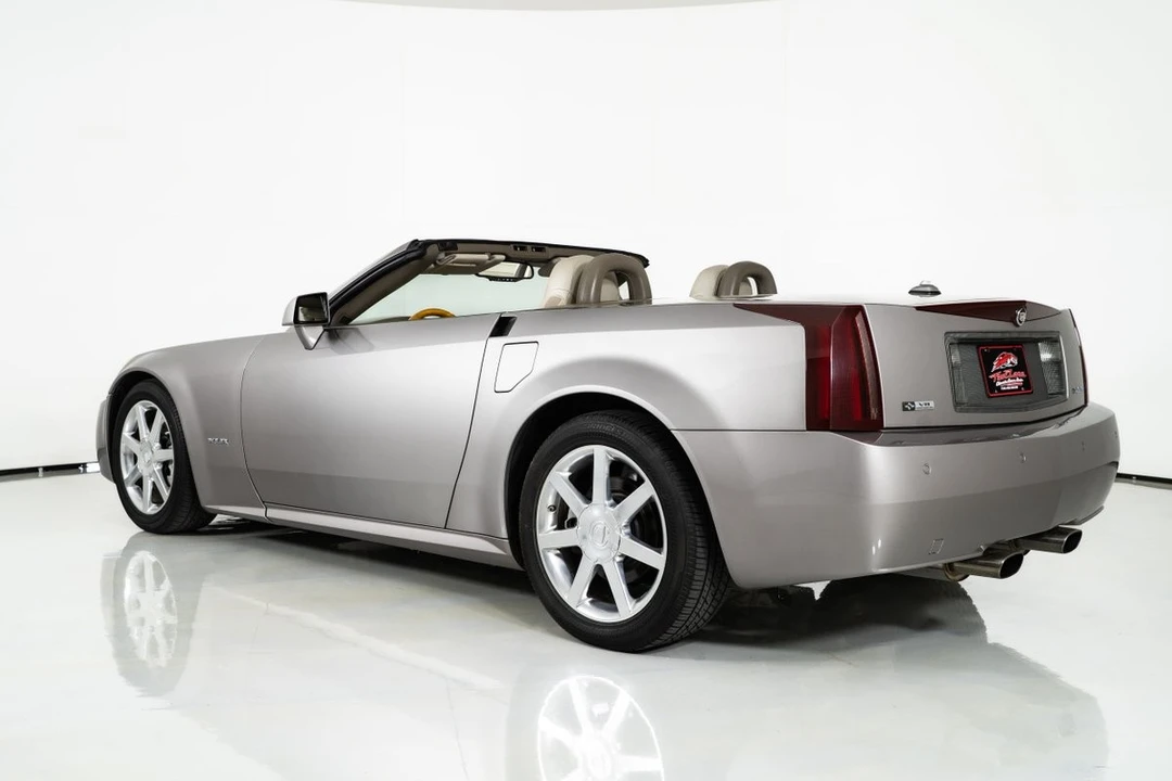 2005 Cadillac XLR - Image 11 of 12