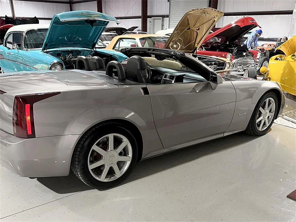 2005 Cadillac XLR - Image 17 of 31
