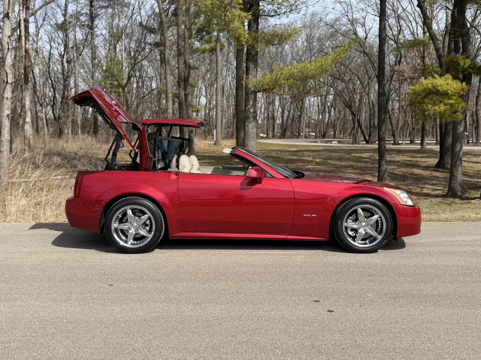 2005 Cadillac XLR - Image 21 of 31