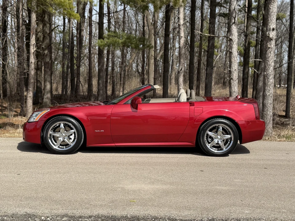 2005 Cadillac XLR - Image 9 of 31