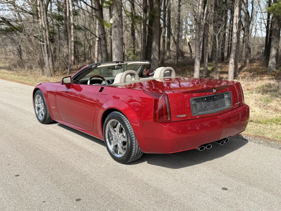 2005 Cadillac XLR - Image 8 of 31