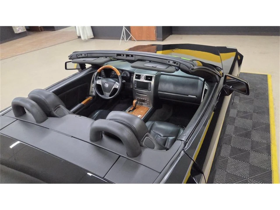 2005 Cadillac XLR - Image 16 of 31