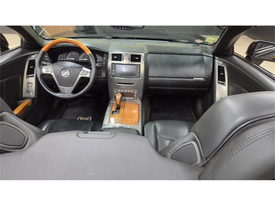 2005 Cadillac XLR - Image 18 of 31