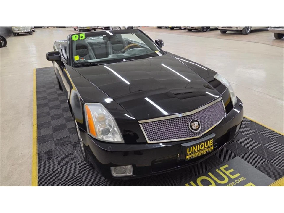 2005 Cadillac XLR - Image 9 of 31