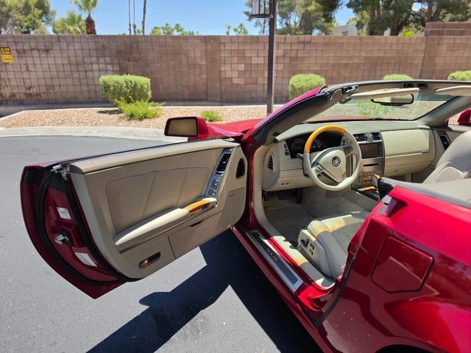 2005 Cadillac XLR - Image 8 of 31
