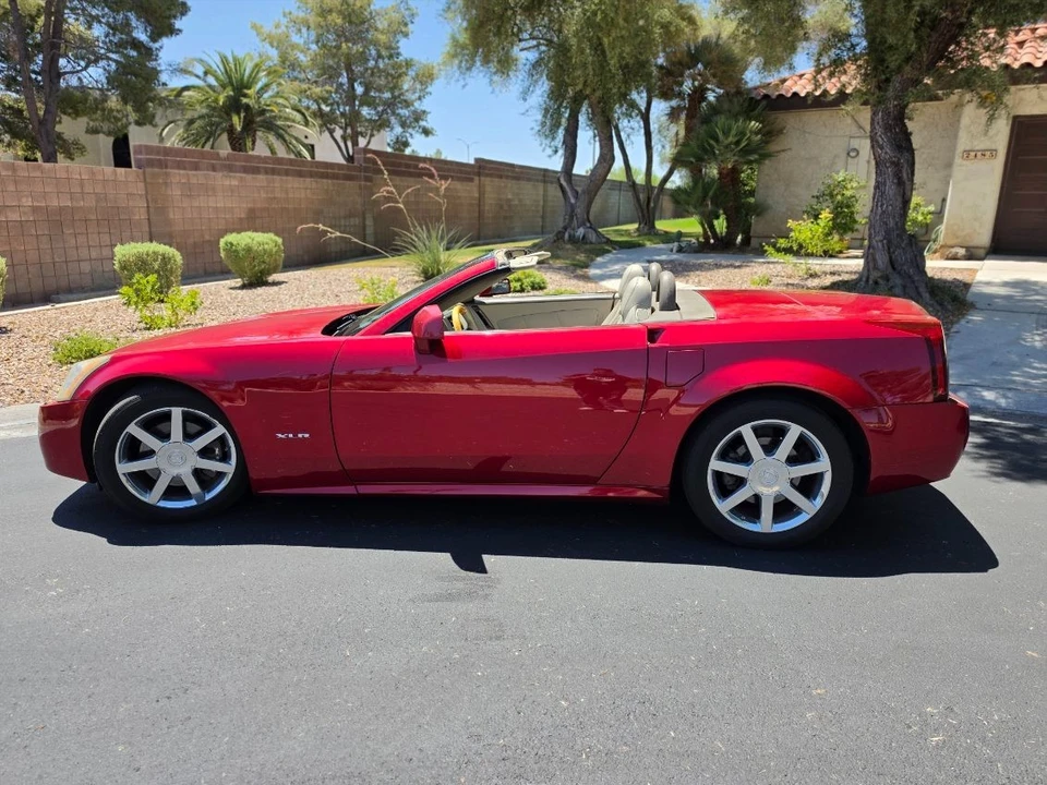 2005 Cadillac XLR - Image 12 of 31