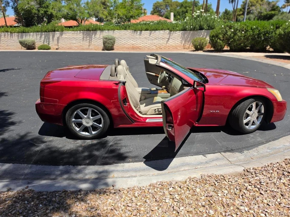 2005 Cadillac XLR - Image 9 of 31