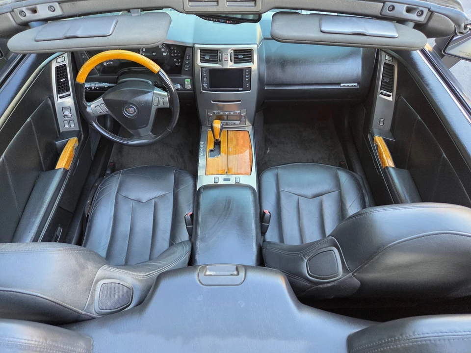 2005 Cadillac XLR - Image 17 of 31
