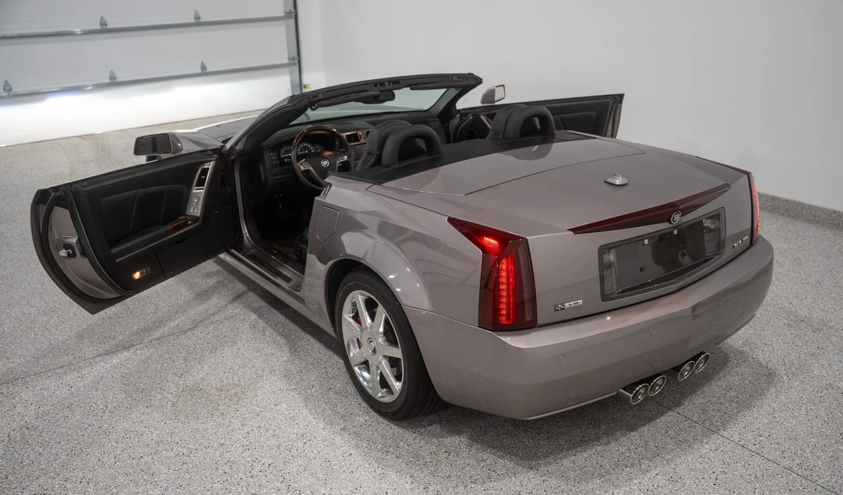 2005 Cadillac XLR - Image 16 of 31