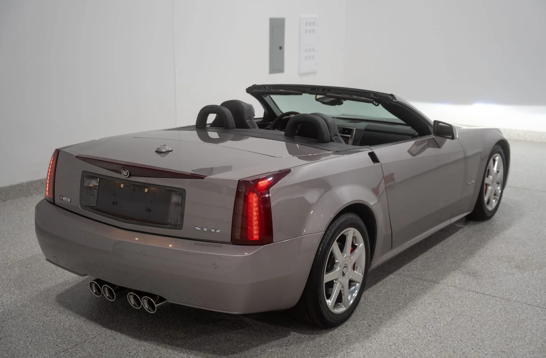 2005 Cadillac XLR - Image 13 of 31