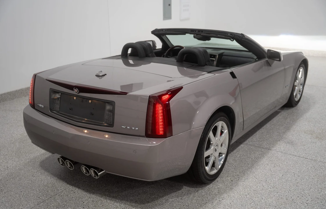 2005 Cadillac XLR - Image 12 of 31