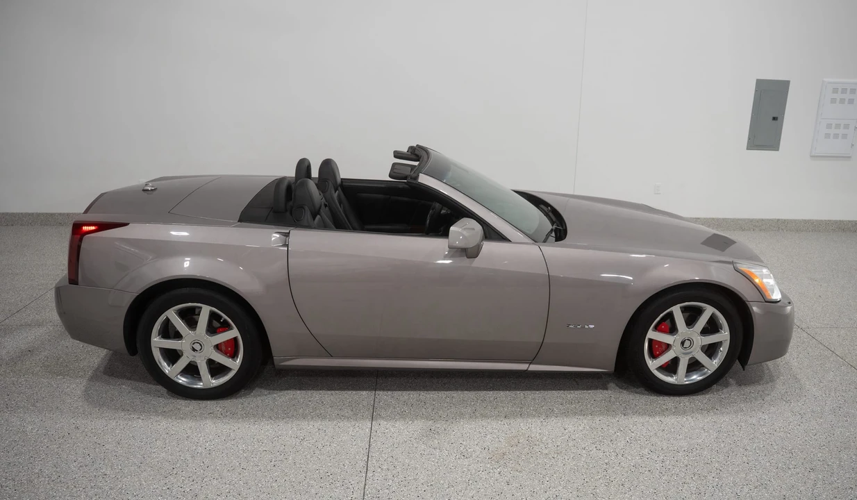 2005 Cadillac XLR - Image 11 of 31