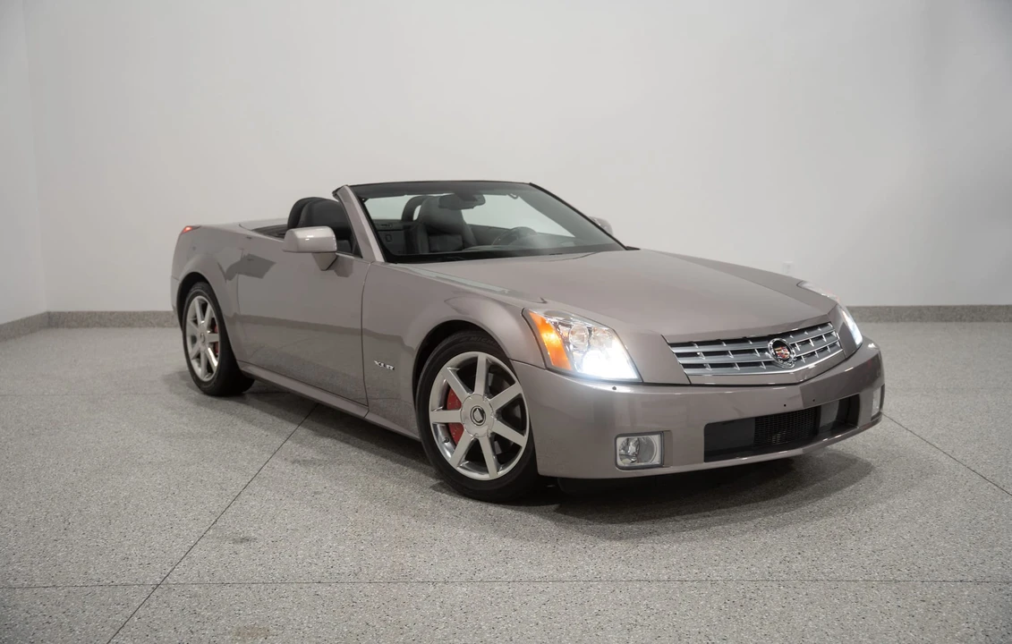 2005 Cadillac XLR - Image 10 of 31