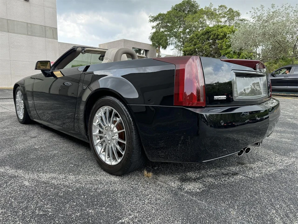 2005 Cadillac XLR - Image 5 of 29