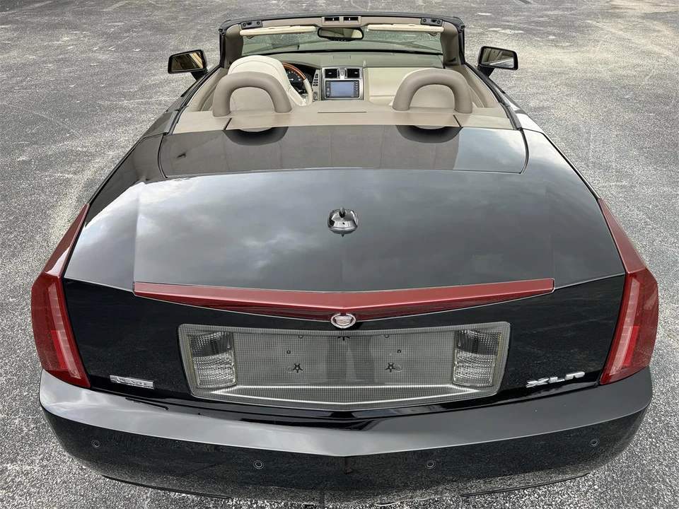 2005 Cadillac XLR - Image 7 of 29
