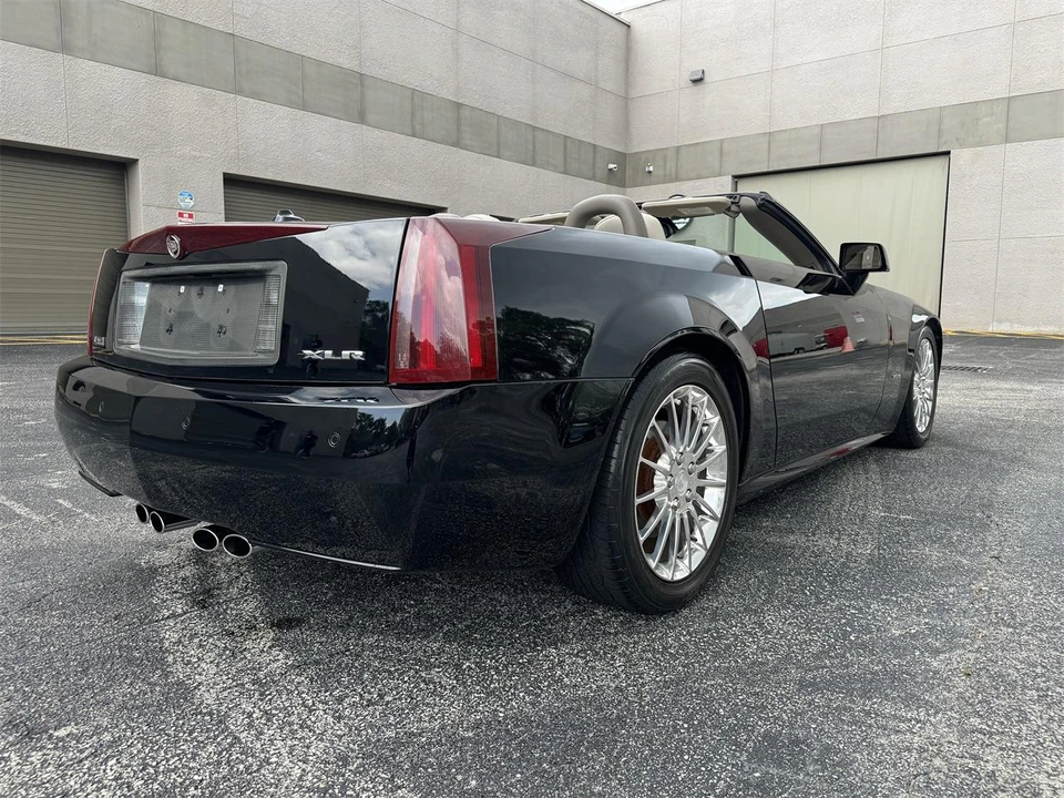 2005 Cadillac XLR - Image 8 of 29
