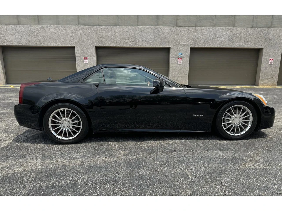 2005 Cadillac XLR - Image 9 of 29