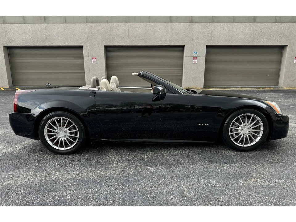 2005 Cadillac XLR - Image 10 of 29