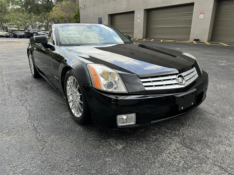 2005 Cadillac XLR - Image 12 of 29
