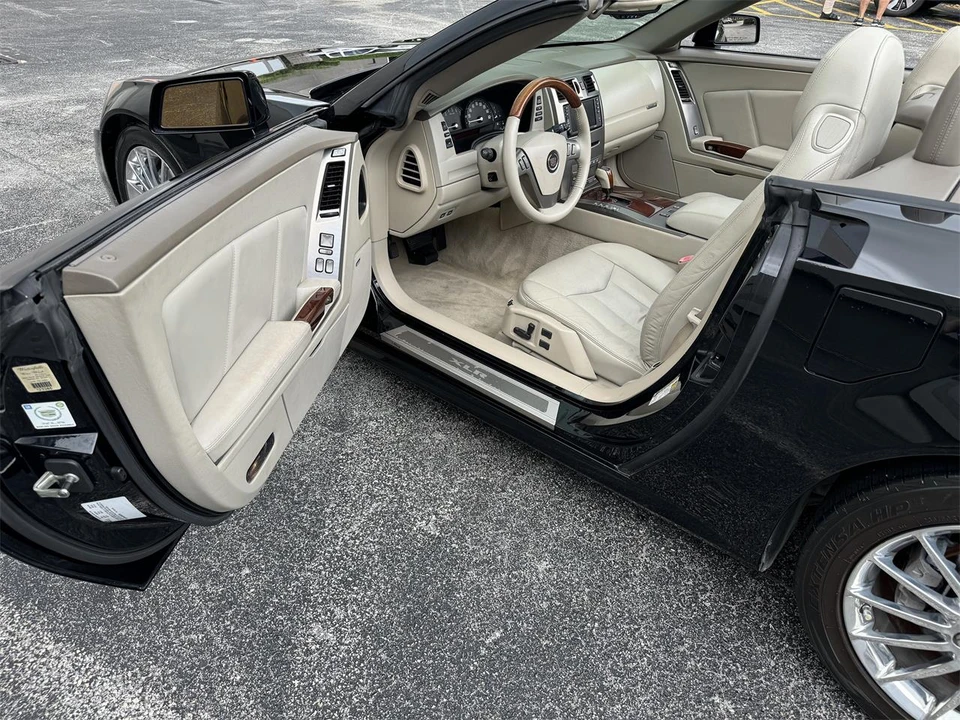 2005 Cadillac XLR - Image 15 of 29
