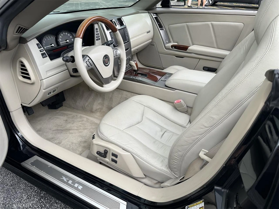 2005 Cadillac XLR - Image 16 of 29